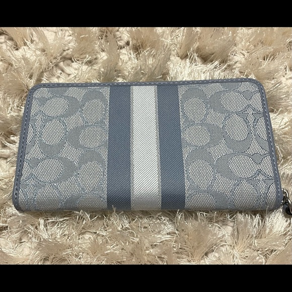 🆕Dempsey Large Phone Wallet In Signature Jacquard With Stripe And Coach Patch - Picture 8 of 13